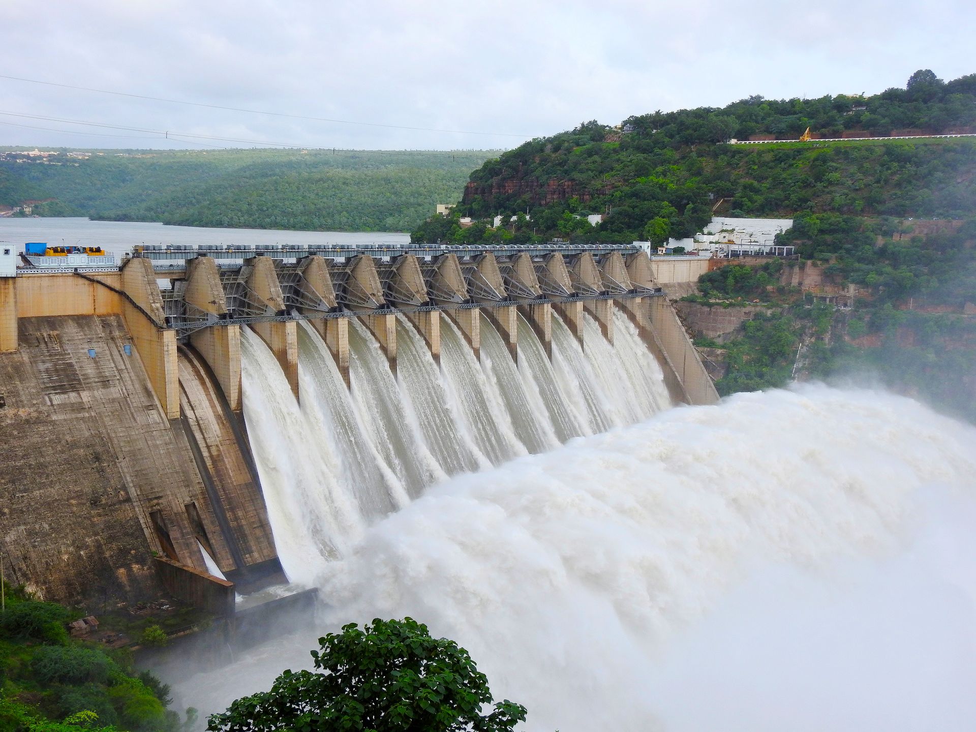 Usina hidrelétrica com barragem, reservatório e casa de força