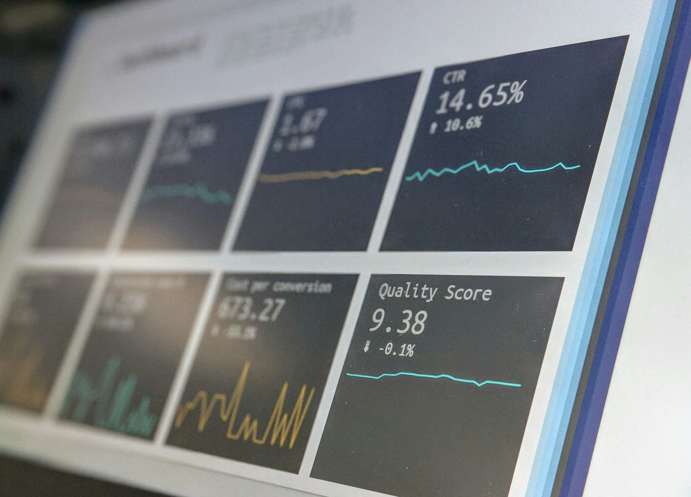 Engenheiros analisam condição de equipamento e dados de confiabilidade